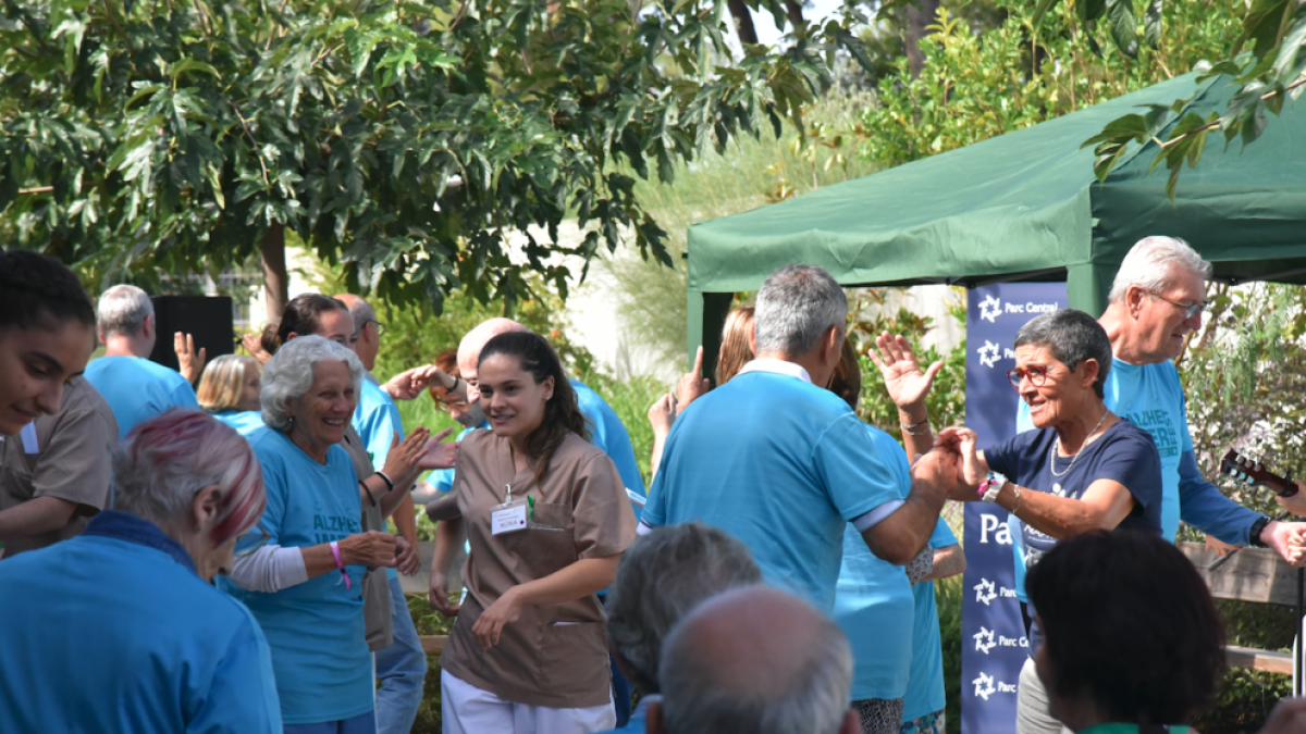 Organitzadors i usuaris del dos centres, ahir, durant la festa celebrada ahir.