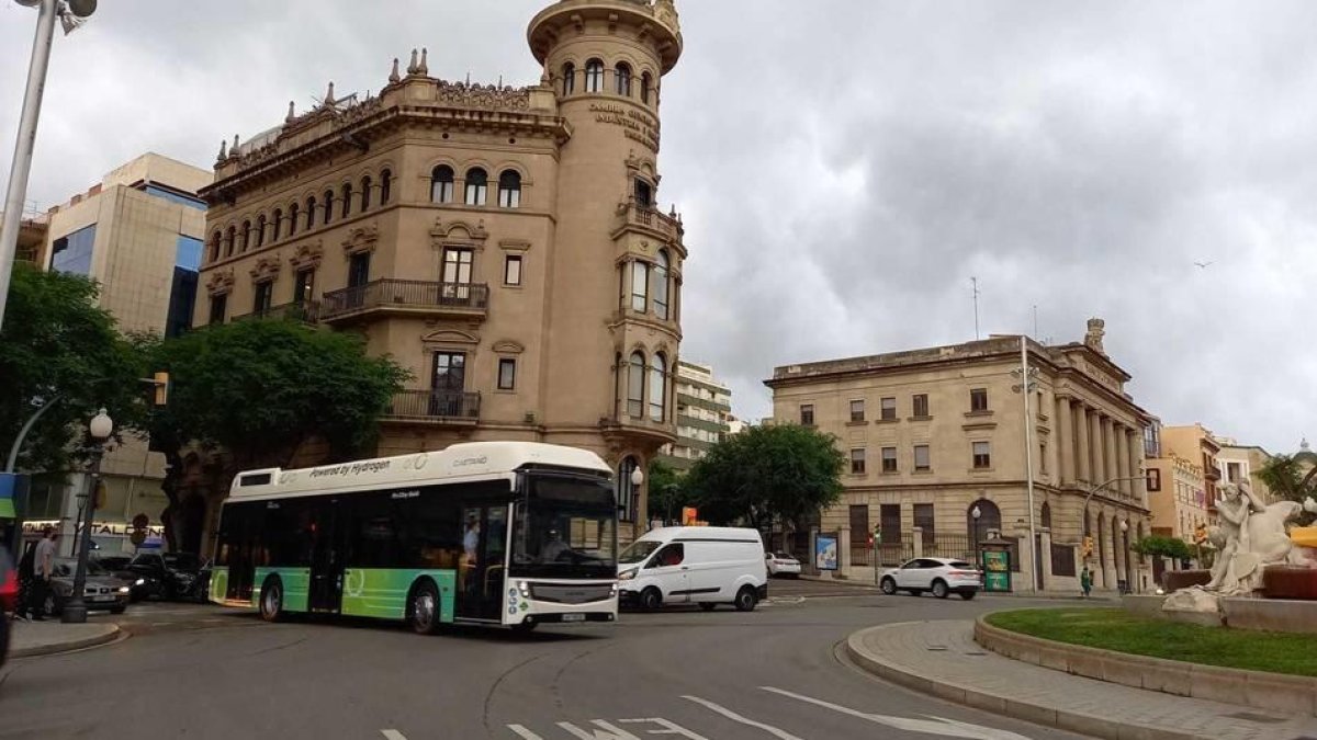 Imagen de archivo de un autobús de hidrógeno circulando por la Rambla.