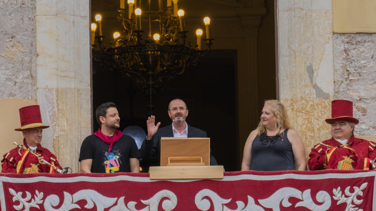 La plaça de la Font es va omplir de gom a gom per escoltar el Pregó de l'actor tarragoní Oriol Grau.