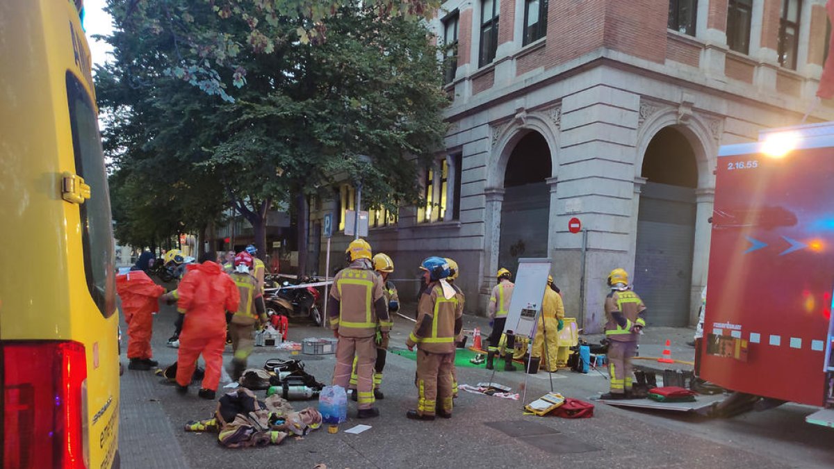 Efectivos de los Bomberos en la zona de Correos de Girona.