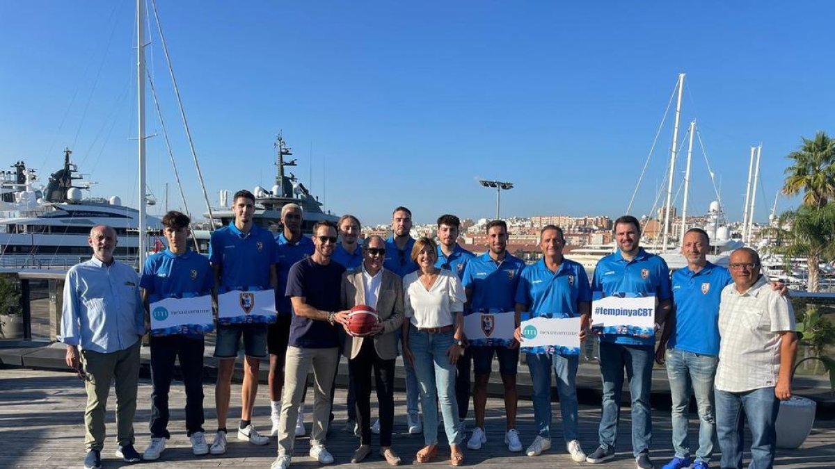 Durante el acto se ha firmado el convenio y los jugadores del primer equipo masculino del CBT han entregado una pelota firmada en la empresa.