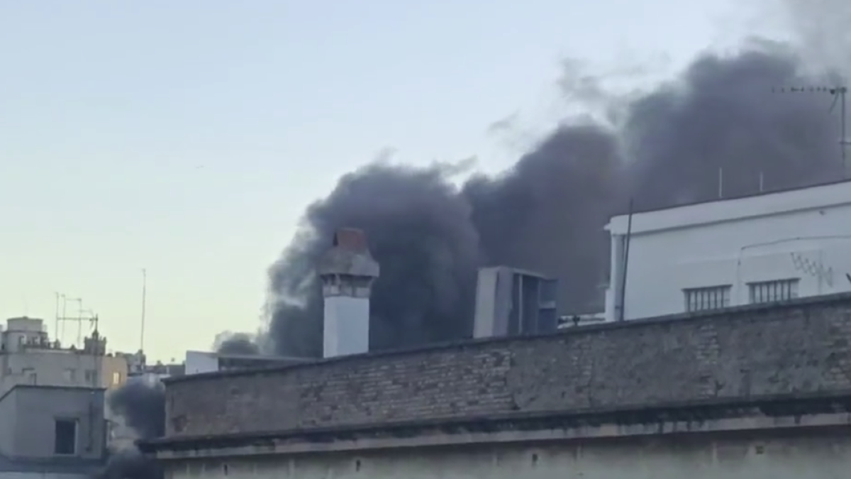 Imagen del humo que salía del edificio afectado.