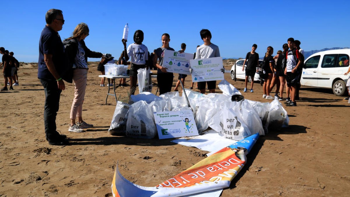 Alumnes i professorts d'Amposta mostren el resultat de la campanya de neteja a l'Eucaliptus on han recollit més de 300 quilos de residus

Data de publicació: divendres 22 de setembre del 2023, 14:17

Localització: Amposta

Autor: Anna Ferràs