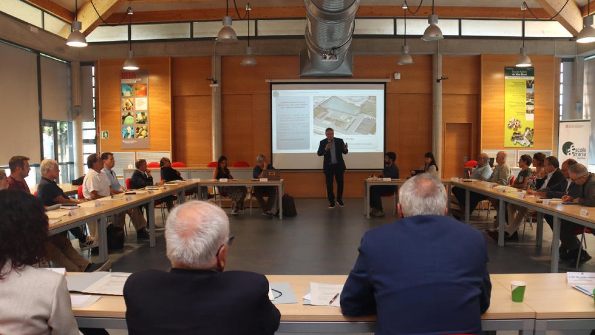 Imatge de la primera trobada de la Taula territorial de l'Aigua del Camp de Tarragona a les instal·lacions de l'IRTA Mas Bové.