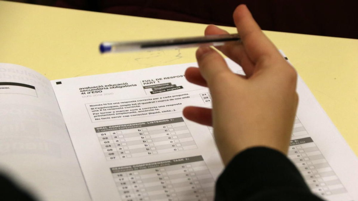 Pla detall d'un full de respostes de l'examen d'anglès de competències bàsiques.