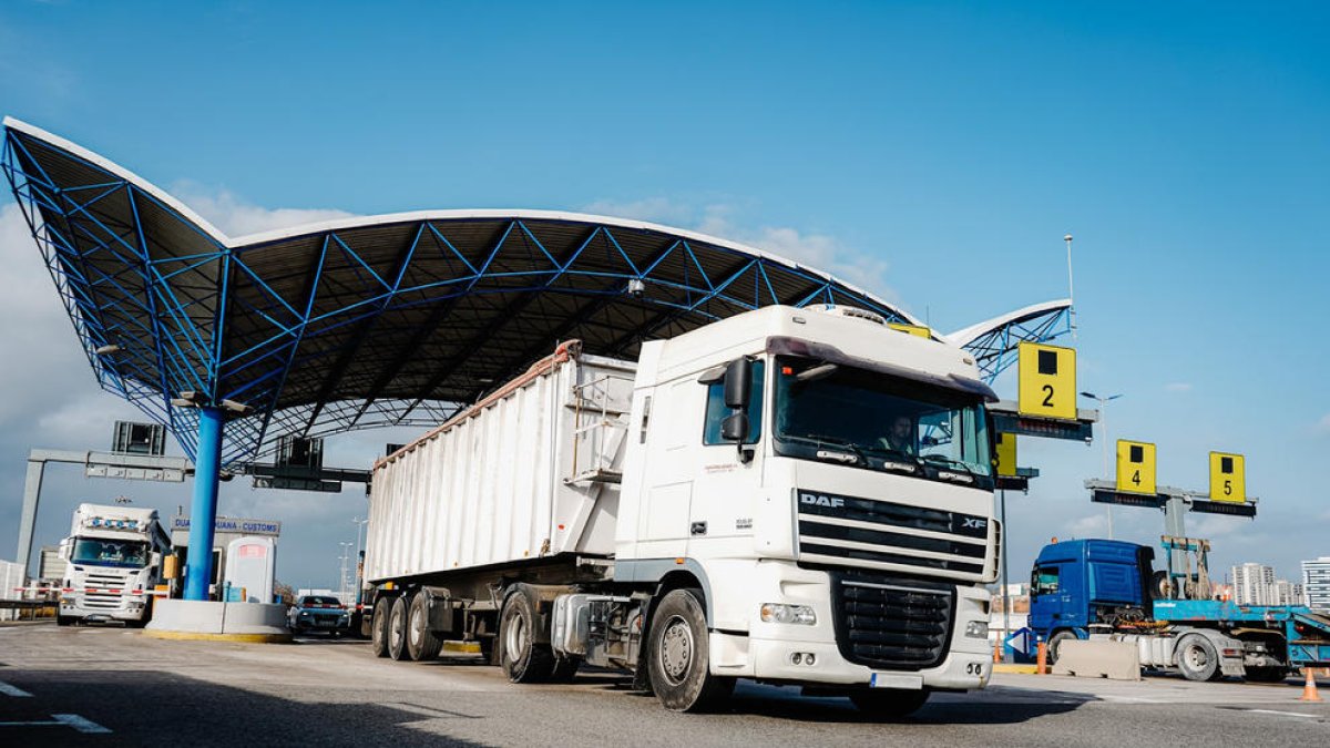 Camions sortint i entrant del port de Tarragona.