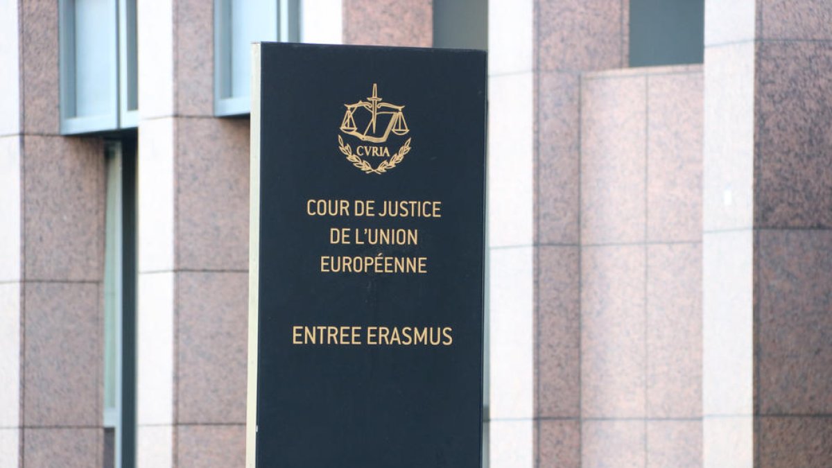 Plano corto del cartel del Tribunal de Justicia de la UE (TJUE) en Luxemburgo.