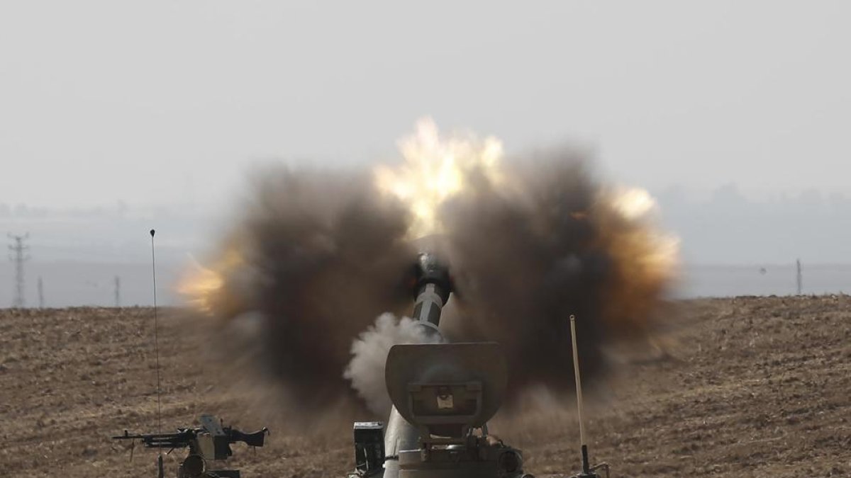 Una unitat d'artilleria israeliana dispara cap a Gaza al llarg de la frontera al sud d'Israel.
