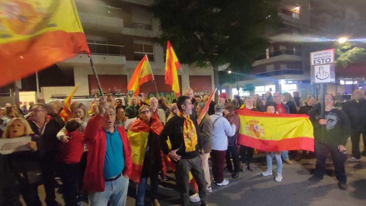 Unes cent persones es van aplegar davant la seu del PSC amb banderes d'Espanya.