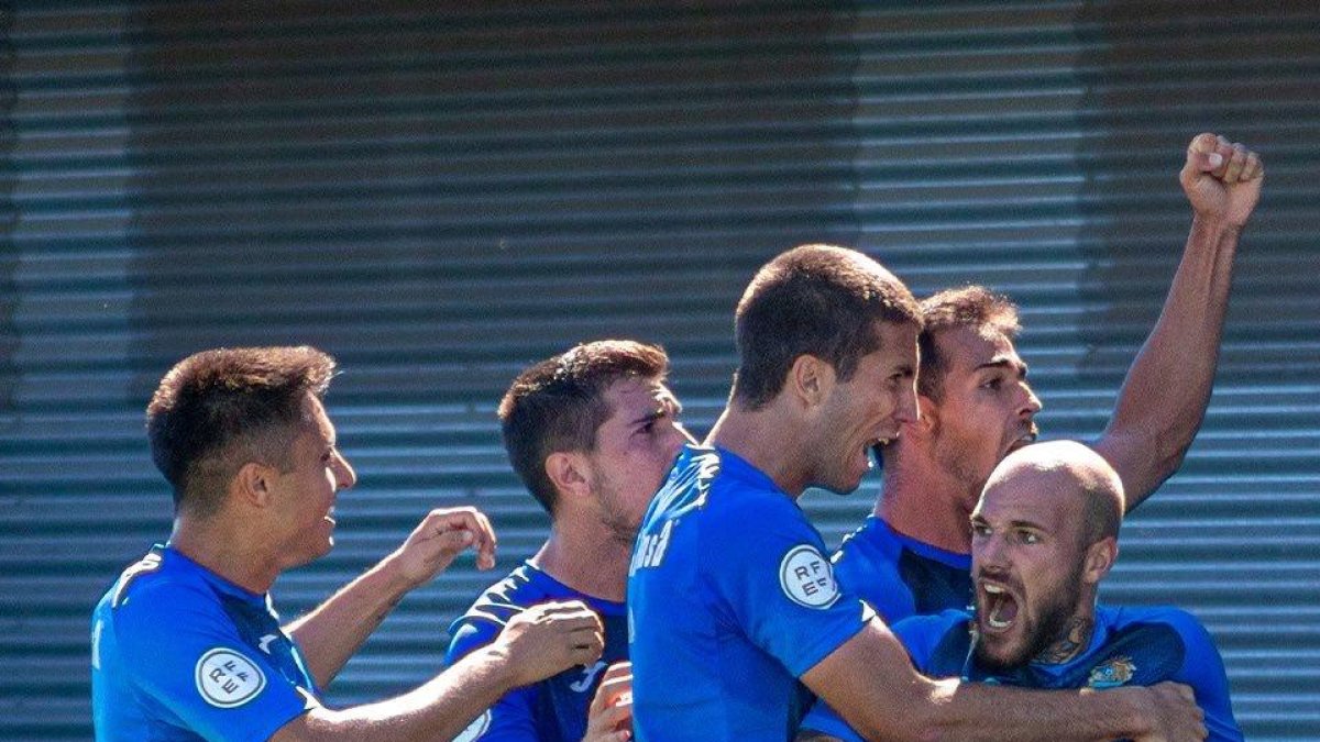 Els jugadors del Fuenlabrada celebren la diana de Sergio Benito que remuntava el partit contra el Deportivo a l'afegit.