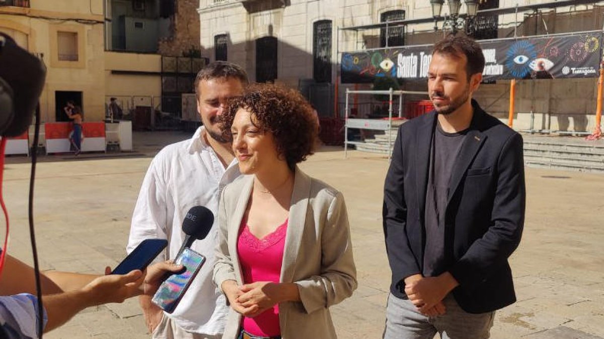 La portaveu de Sumar-En Comú Podem al Congrés, Aina Vidal, durant l'atenció a mitjans a Tarragona.