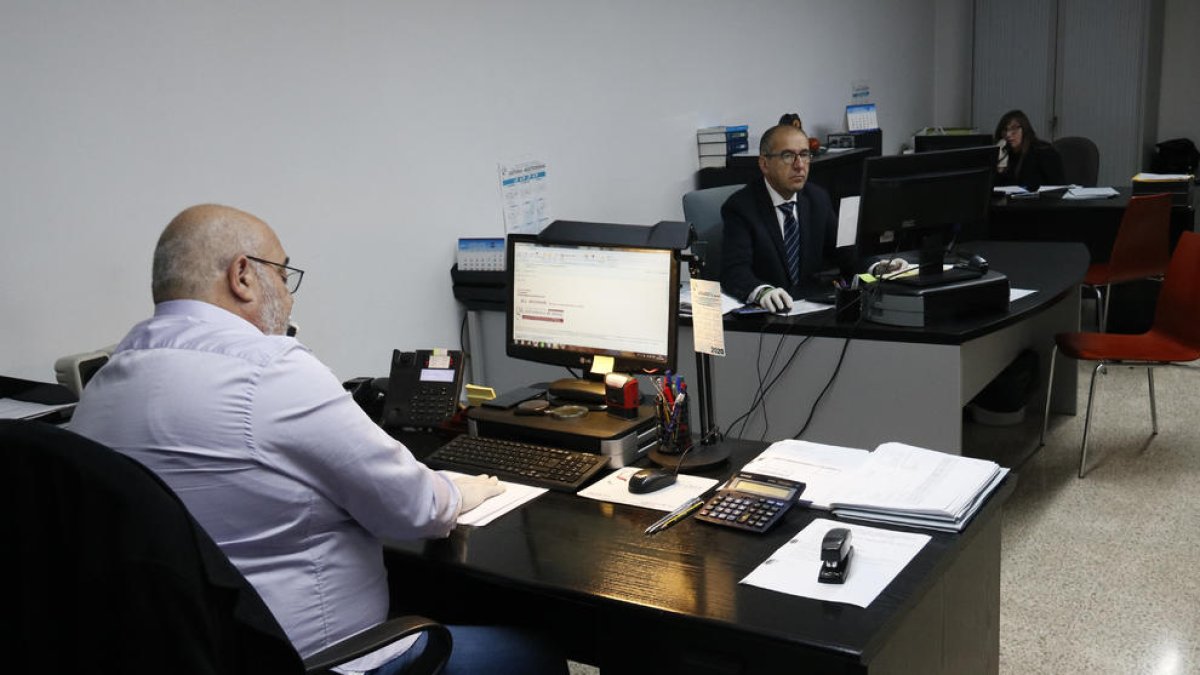 Imagen de archivo de trabajadores en la oficina de una empresa de gestoría.