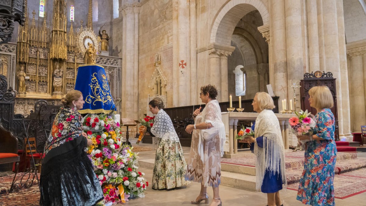 Un dels moments de l'ofrena floral a la Verge del Pilar, ahir a la Catedral.