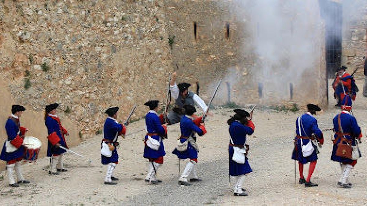 Imagen de los Amigos de los Castillos en la recreación de ataque y asalto a un baluarte en el Fossat de les Avançades.