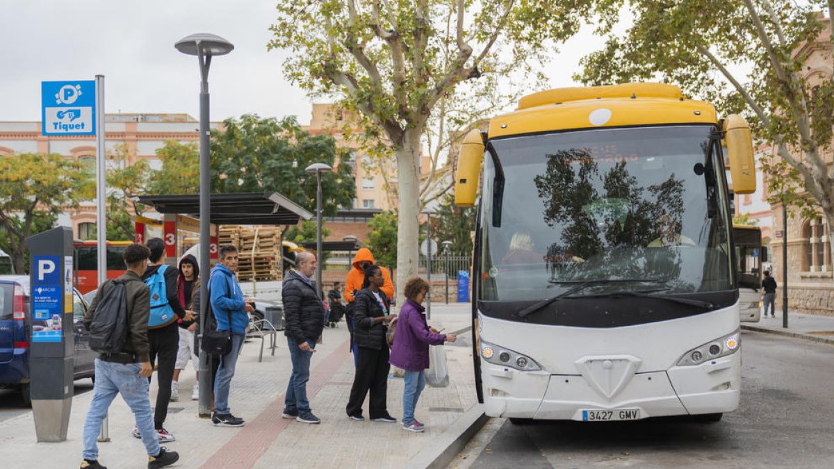 Un autobús, recollint passatgers a l'estació Reus Centre.