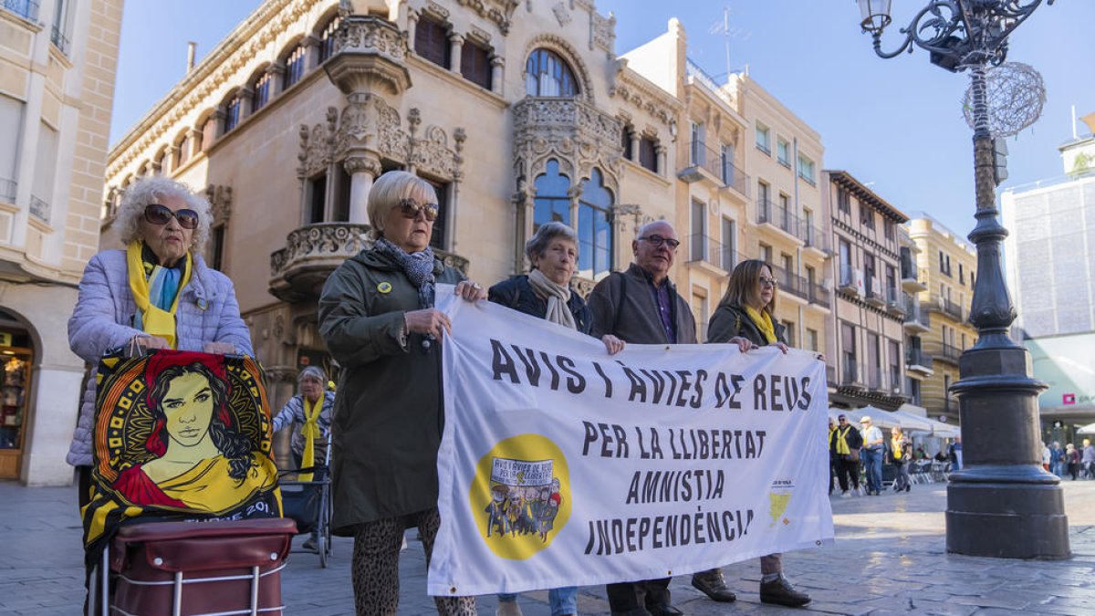 Imatge d'una mobilització dels Avis i Àvies de Reus per la Llibertat.