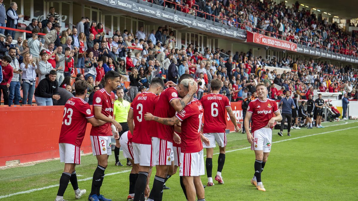 Jugadors del Nàstic celebrant un gol.