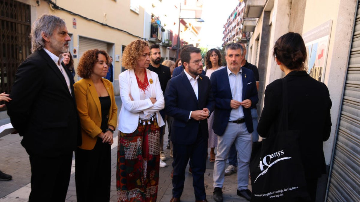 Pere Aragonès  durante la visita a las viviendas sociales compradas por el Govern en Salt (Girona), ayer.