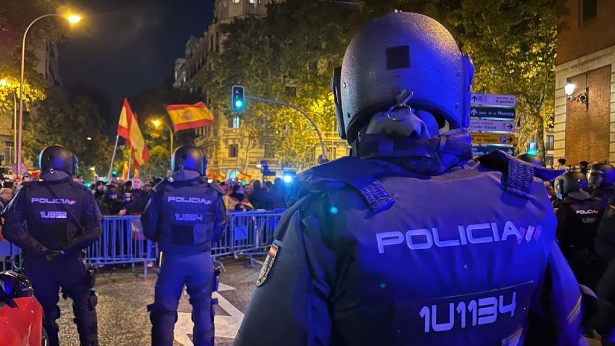 Agents de policia custodien la seu del PSOE al carrer Ferraz de Madrid.