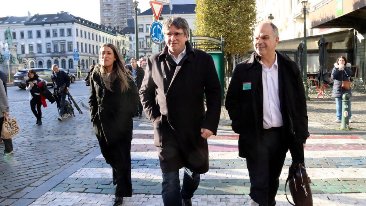 Carles Puigdemont, Jordi Turull i Míriam Nogueras després de sortir del Parlament Europeu en el marc de les converses per a la investidura.