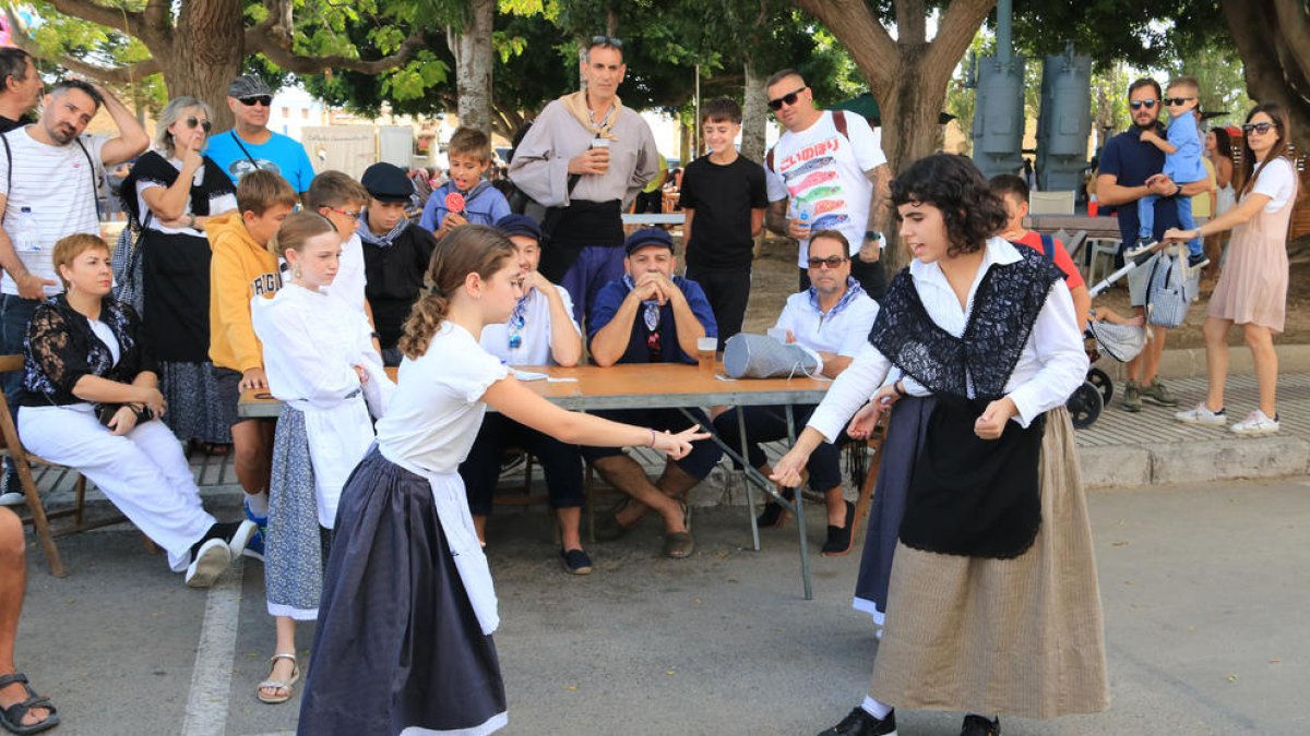 Dos parejas del campeonato infantil de morra, durante una de las partidas celebradas en la Ràpita.