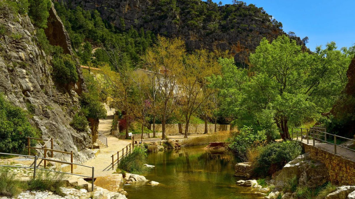 Las piscinas naturales de la Fontcalda se extienden entre las sierras de la Mola y el Crestall.