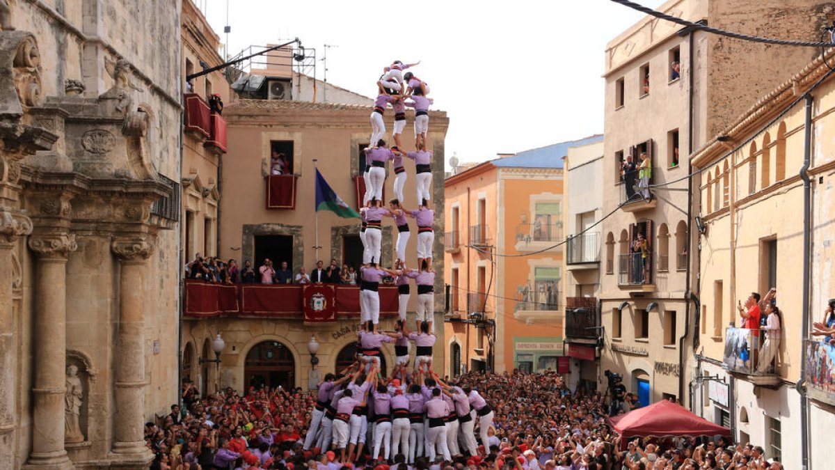 Aleta del 5 de 9 amb folre de la Colla Jove Xiquets de Tarragona descarregat en primera ronda de la diada de Santa Teresa del Vendrell.