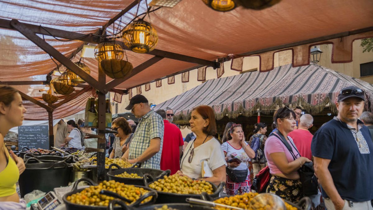 Algunas de las paradas del mercado, ayer por la mañana.