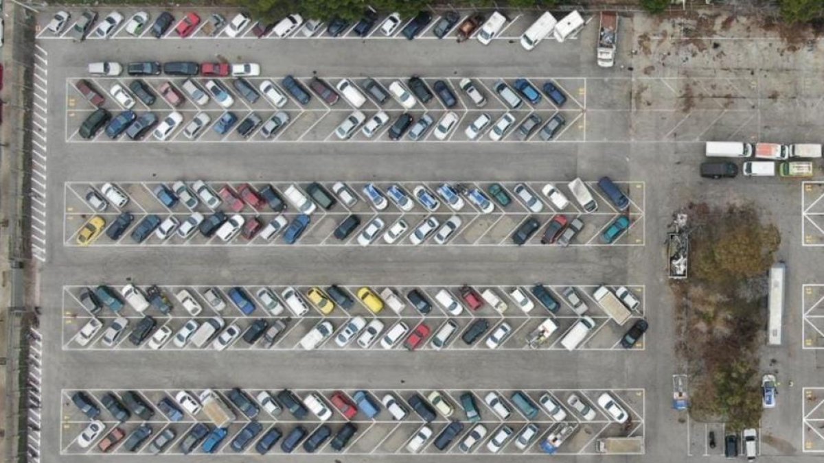 Fotografia aèria del dipòsit municipal de vehicles, des d'on es generarà energia solar.