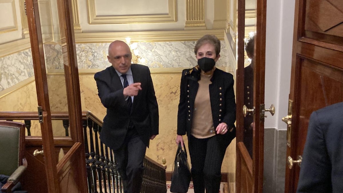 La directora del CNI, Paz Esteban, en las puertas de la comisión de secretos oficiales del Congreso.