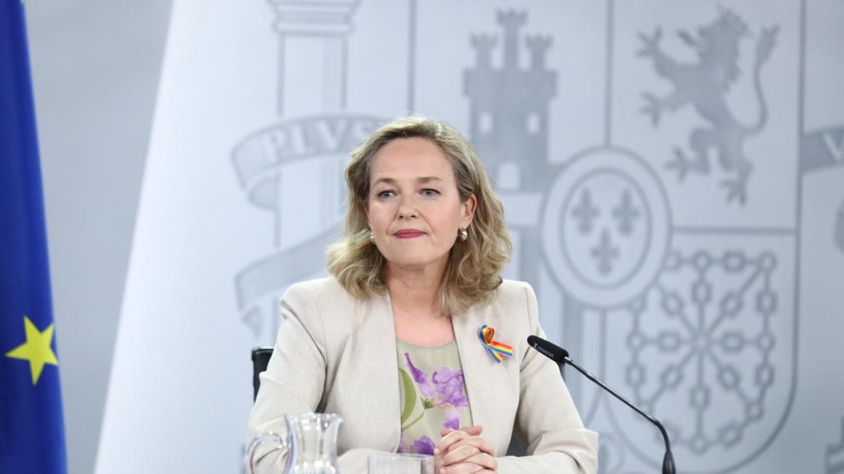 La vicepresidenta primera i ministra d'Assumptes Econòmics, Nadia Calviño, en roda de premsa posterior al Consell de Ministres.