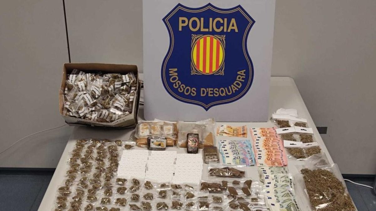 Droga i diners intervinguts pels Mossos d'Esquadra en un registre a Badalona.