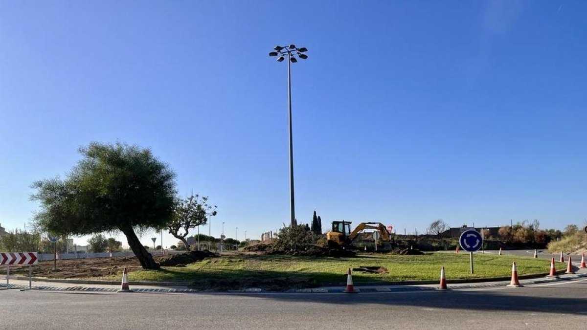 Imatge de la rotonda d'accés al cementiri municipal.