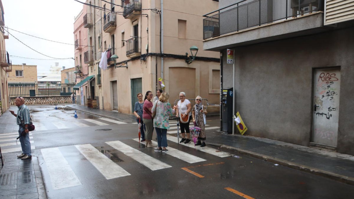 Alguns dels manifestants, al carrer Rebolledo de Tarragona.