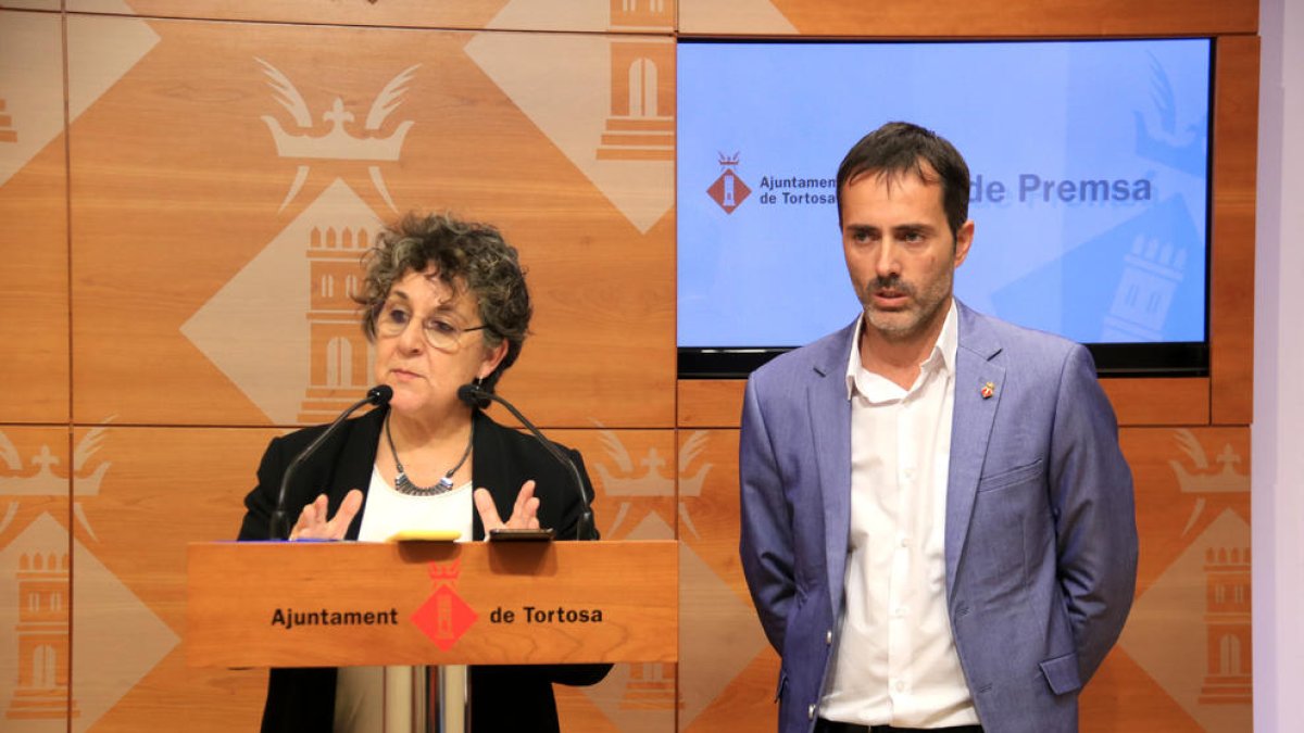 La regidor d'Hisenda, Maria Jesús Viña, i l'alcalde de Tortosa, Jordi Jordan.