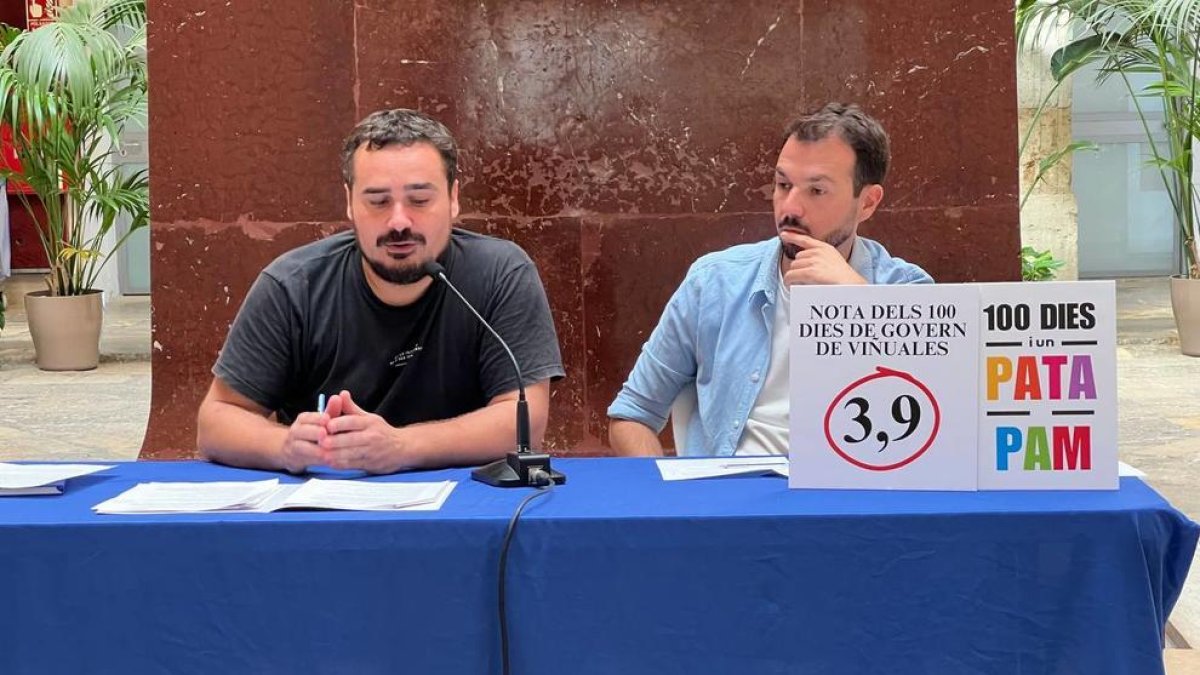 Els consellers d'ECP, Jordi Collado i Toni Carmona, van mostrar ahir un cartell on es podia llegir «100 dies i un patapam».