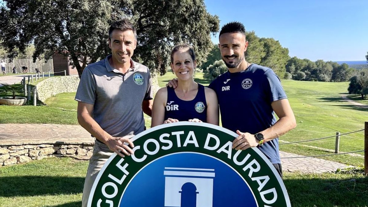 Natalia Rodríguez flanquejada per Xavi Pueyo, director de Pàdel, Tennis i DiR Golf Costa Daurada i Toni Navarrete, director d'Activitats Dirigides del DiR Golf Costa Daurada.