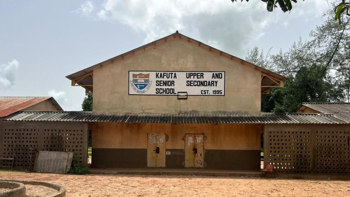 Fotografia de l'exterior del centre educatiu en què es duran a terme les reformes.