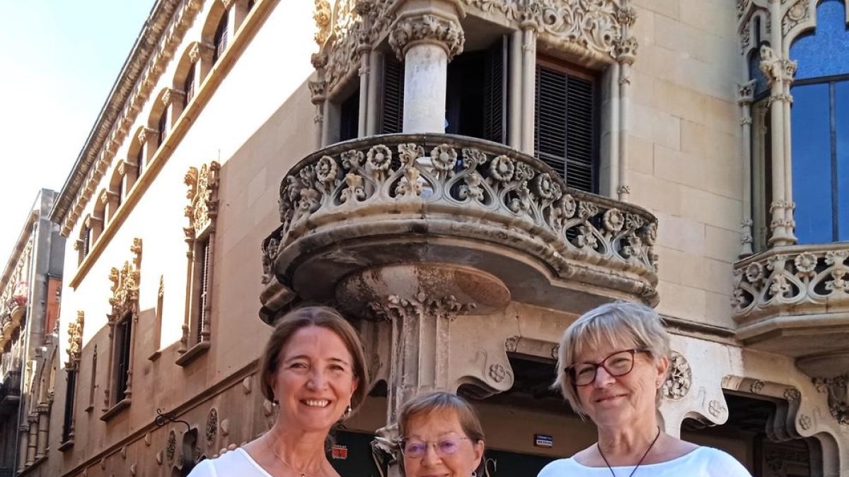 Teresa Llorach, Carme Puyol i Lena Paüls, a la plaça del Mercadal de Reus.