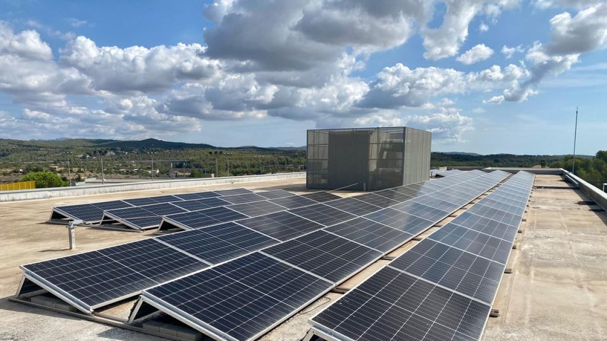 Imatge de la instal·lació de plaques fotovoltaiques en el complex educatiu municipal.