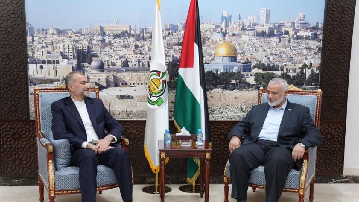 Una foto del líder de Hamás Ismail Haniyeh (a la derecha) junto al ministro de Asuntos Exteriores iraní Hossein Amir-Abdollahian en Doha.