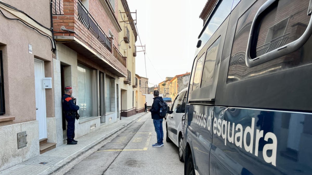 Lateral d'un furgó dels Mossos en una entrada que la policia duu a terme a Sentmenat i que s'emmarca en l'operatiu contra el grup Combat 18.