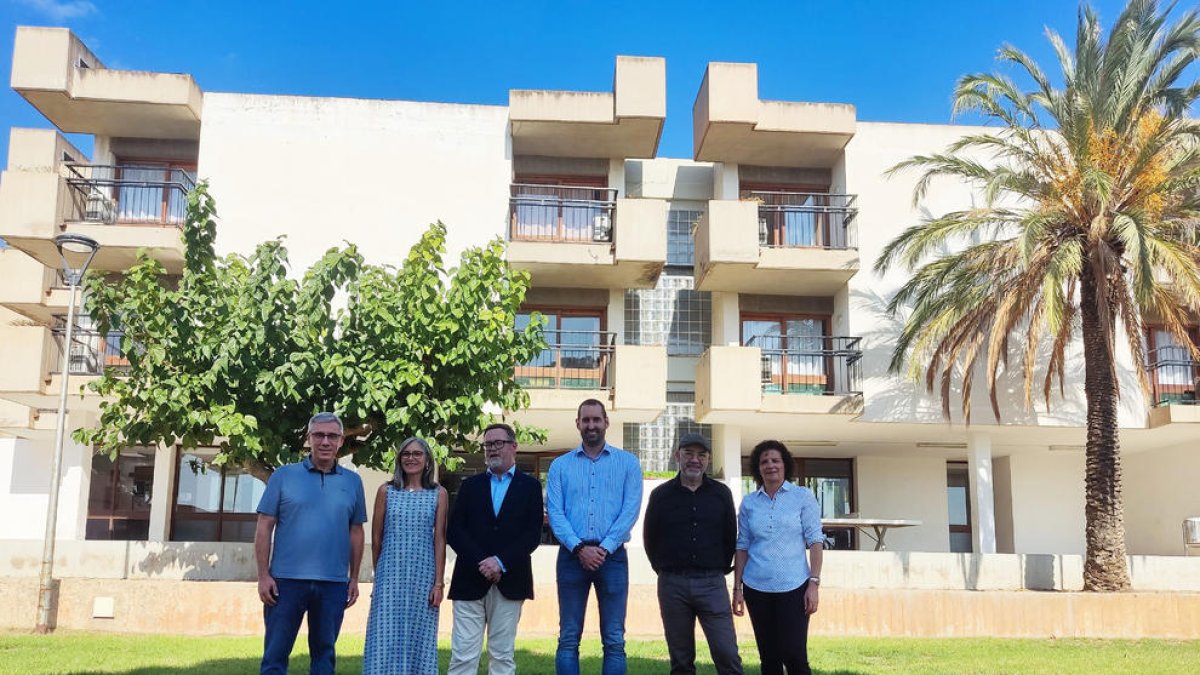 El subdelegado del Govern, Santiago José Castellà, visitó la antigua residencia el pasado 13 de octubre, con la alcaldesa, Assumpció Castellví, los concejales Ferran Conejo y Elidia López y los arquitectos Joan Gavaldà y Jordi Romera.