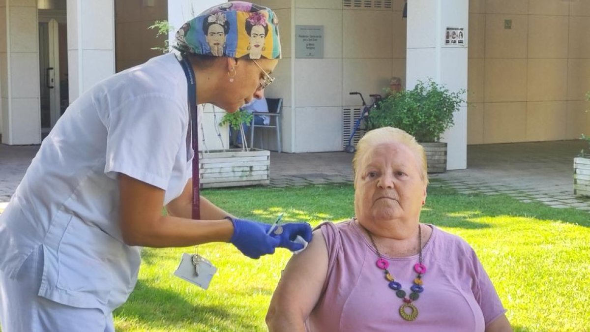 Teresa Soria, de 77 anys i resident a La Mercè, primera vacunada de la RSCT.