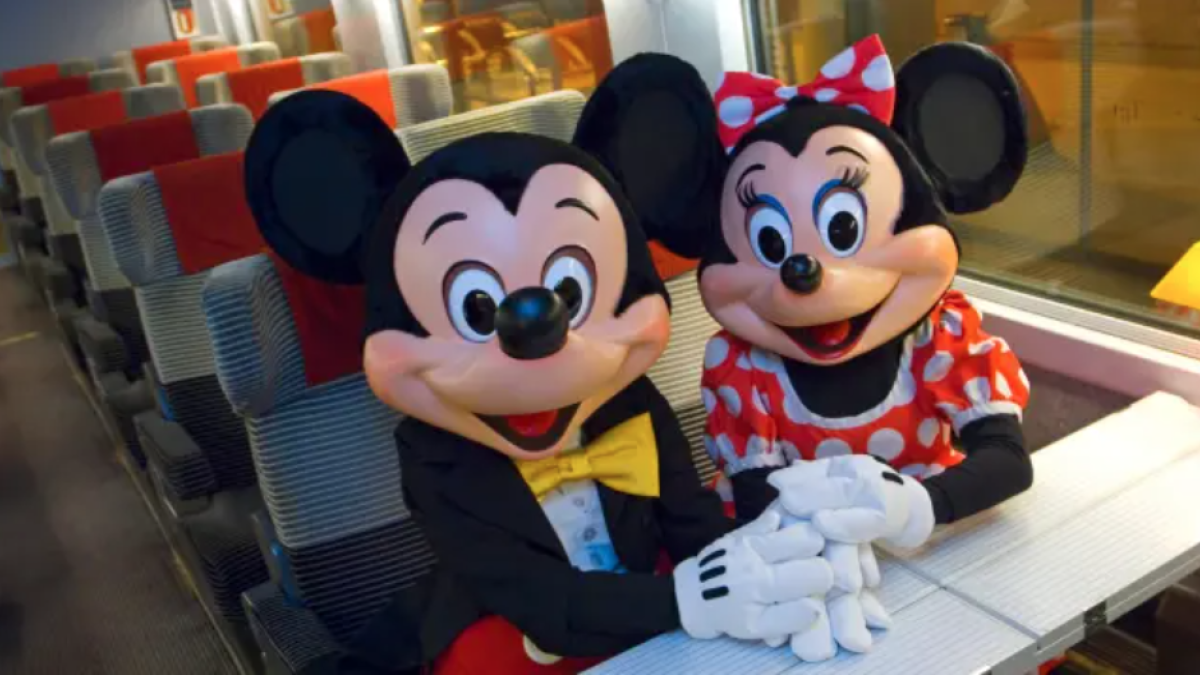 Mickey y Minnie Mouse en un tren.