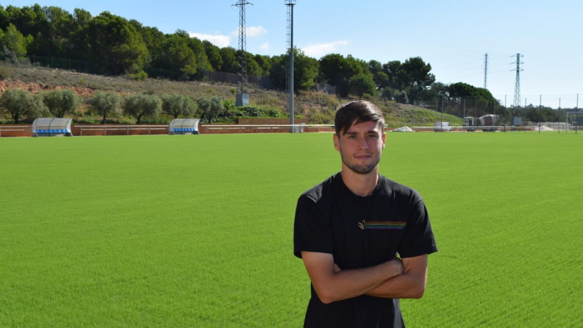 El jugador del Nàstic, Jaume Jardí, a la gespa del Complex Esportiu de Salou, on ha entrenat el conjunt grana durant aquesta setmana.