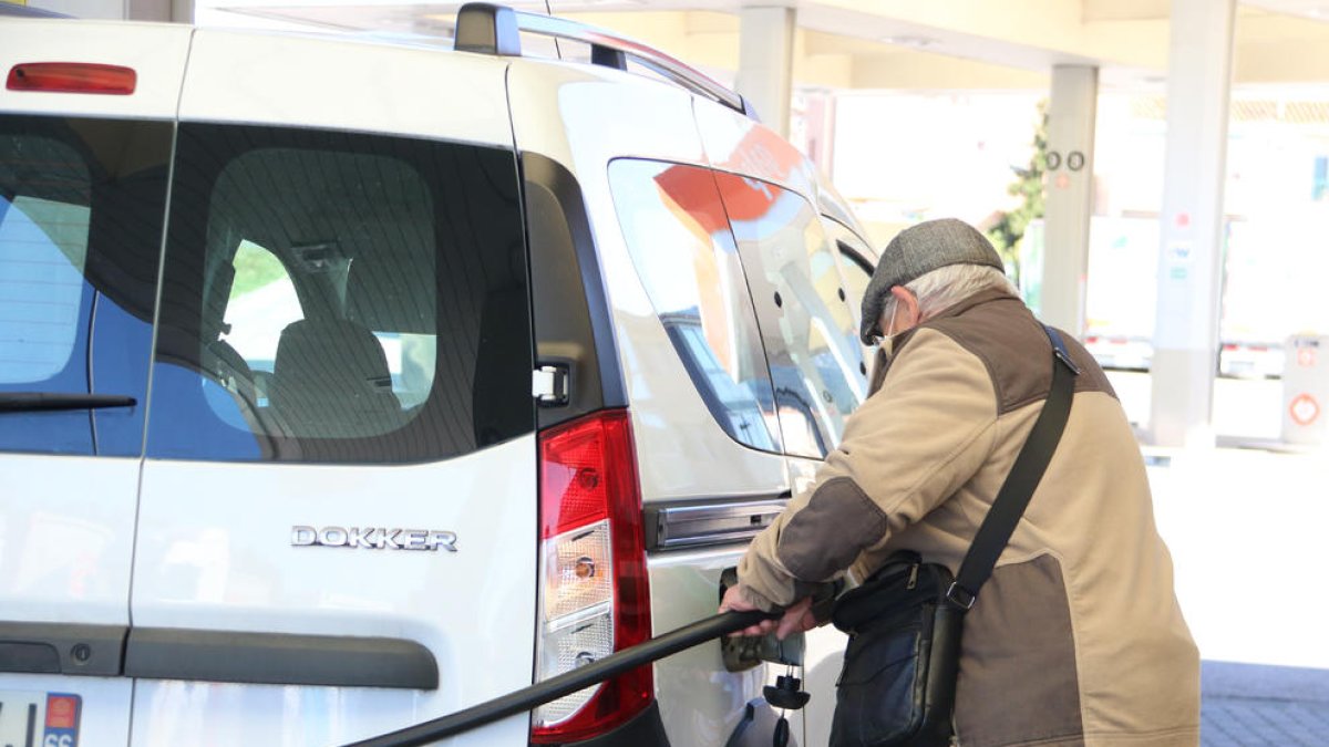 Un conductor poniendo gasolina en La Jonquera.