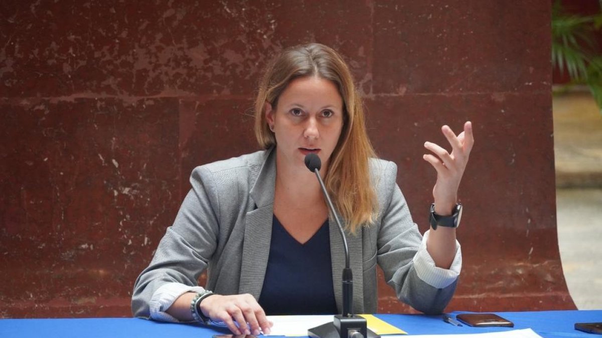 La portaveu del grup municipal d'ERC, Maria Roig, en la roda de premsa sobre el ple de divendres.