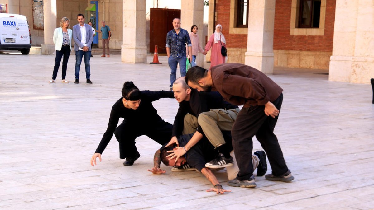 La teniente de alcalde y el alcalde de Tortosa, Mar Lleixà y Jordi Jordan, y el coreógrafo Roberto Olivan mirando a los bailarines de The Concept.