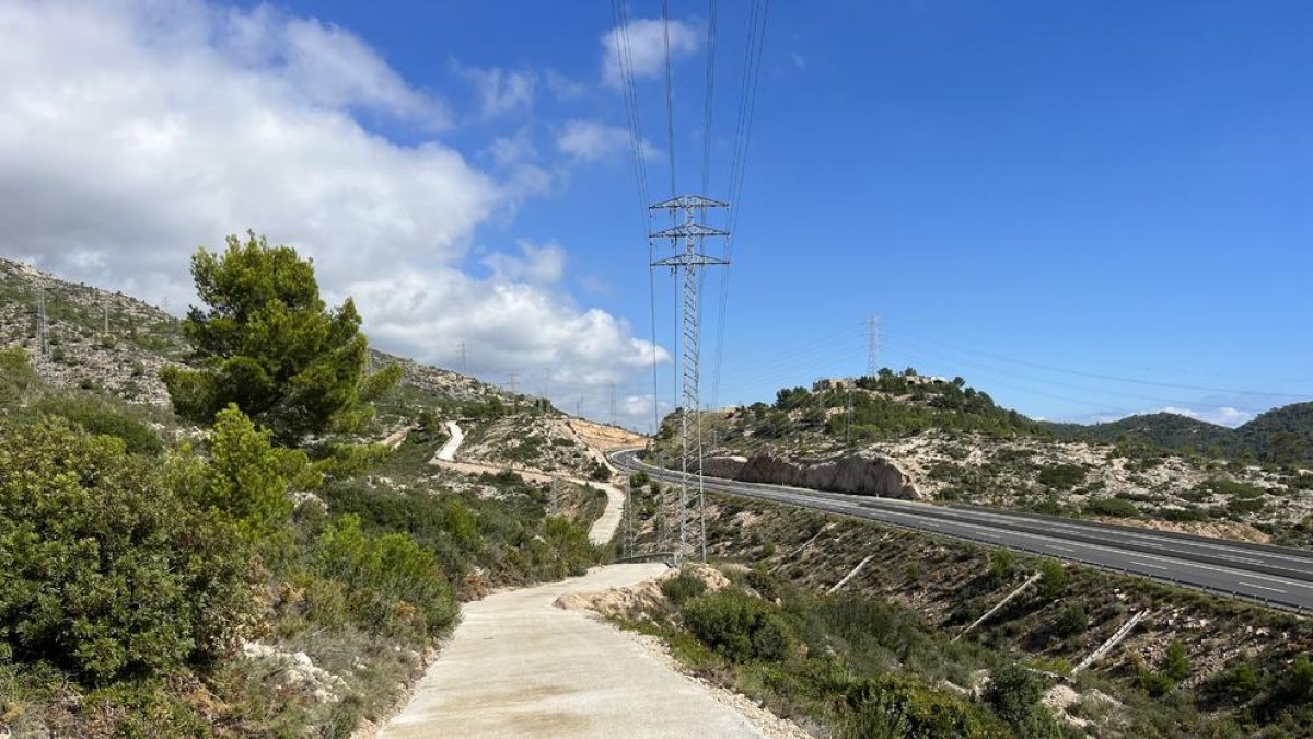 Aquest camí, que es trobava en mal estat, circula pel lateral de l'autopista AP7 i l'autovia A7.